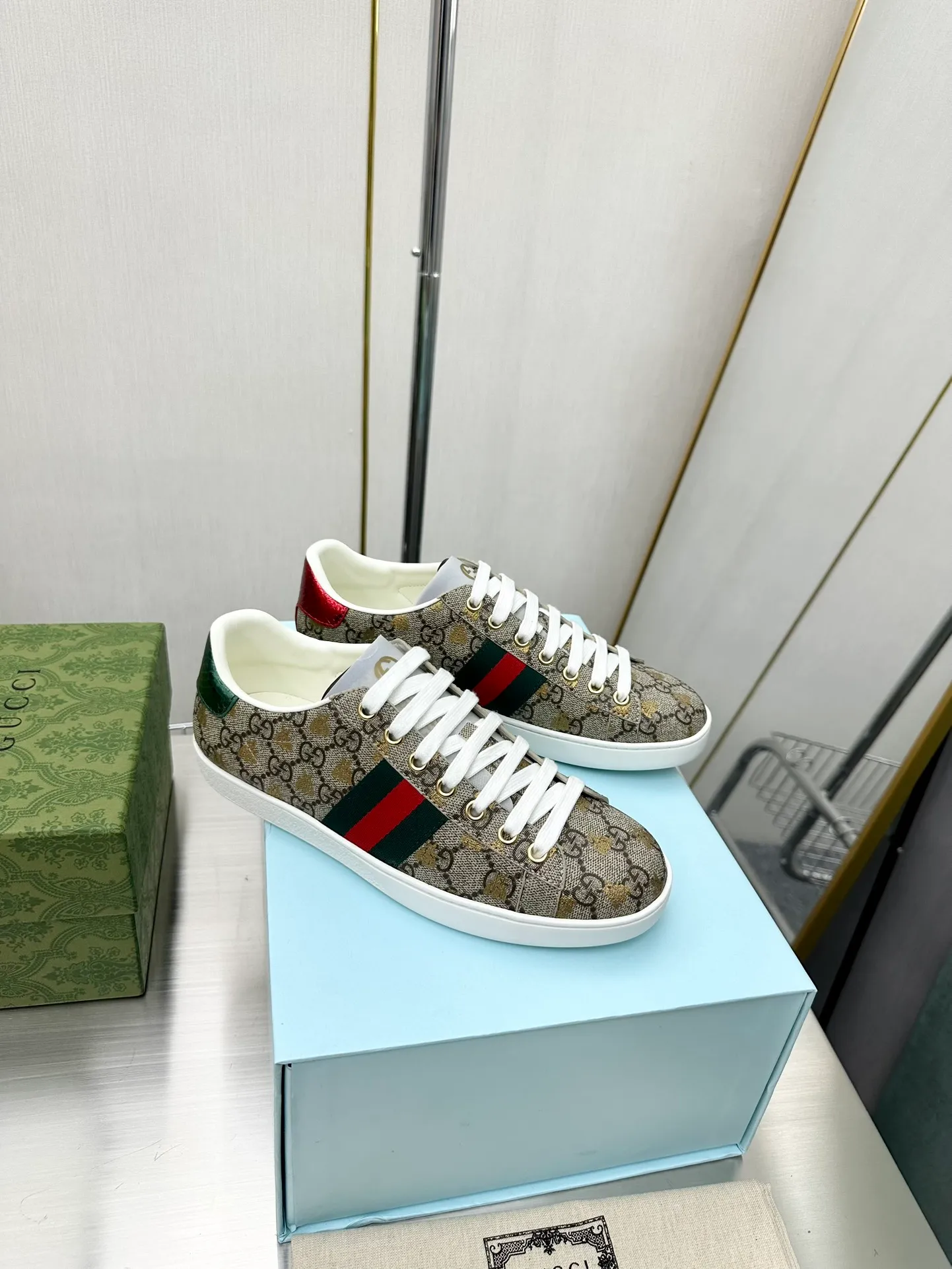 👟👟Ex-factory price 540👟👟 Men's size +10 Top version: Gucci G family classic Ace series Embroidery Little Bee White Shoes Couple Style Ribbon Love Casual Sports Shoes Sneakers Original Purchase Development Production This brand's classic low-top sports shoes interweave golden embroidered bees with red and green webbing. The bee is a classic element of the brand. It appeared in the Gucci ready-to-wear series in the 1970s. Exquisite packaging at the delivery counter🛍📦 ▪️Fabrics: Original custom imported first-layer cowhide ▪️Foots: Original custom cowhide lining ▪️Sole: Original open-molded rubber non-slip material ▪️Sole thickness: 2.5CM ▪️Size: Women's 34-41 (customized 34/41) ▪️Size: Men's 38-46 (38/46 customized)